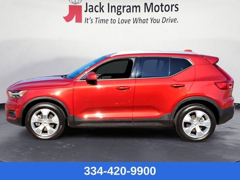 Used 2022 Volvo XC40 T5 Momentum image 2