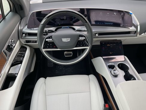 New 2026 Cadillac Vistiq Sport image 2