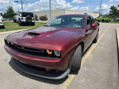 Used 2019 Dodge Challenger R/T w/ Driver Convenience Group RWD image 8