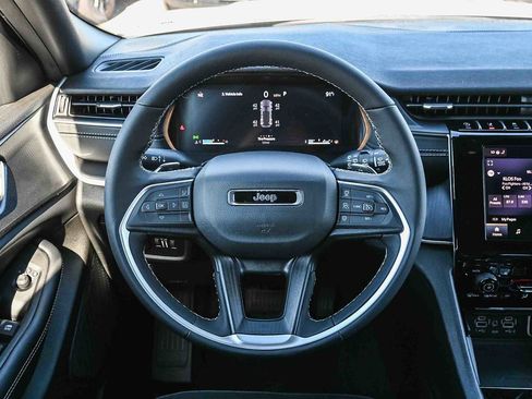 New 2025 Jeep Grand Cherokee Altitude image 23