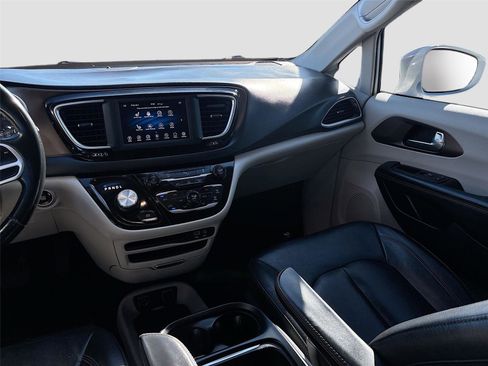 Used 2019 Chrysler Pacifica Touring-L image 25