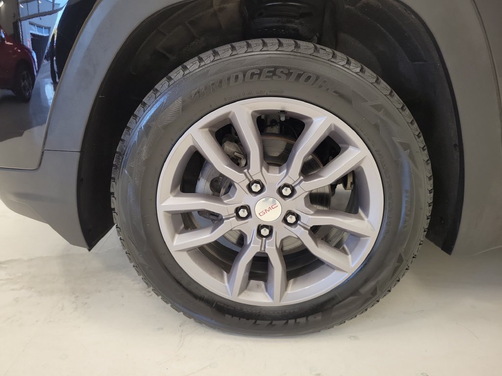 Used 2024 GMC Terrain SLT AWD/4WD image 9
