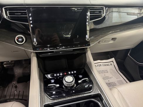 Used 2022 Jeep Wagoneer Series III w/ Premium Group I image 9