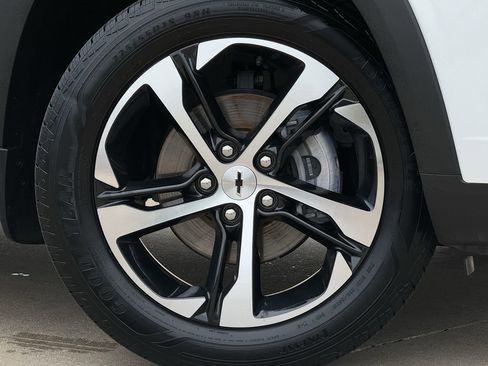 Certified 2025 Chevrolet Trax RS w/ Sunroof Package FWD image 9