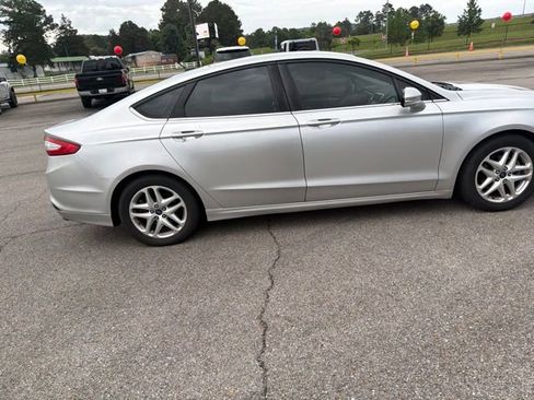 Used 2016 Ford Fusion SE FWD image 9