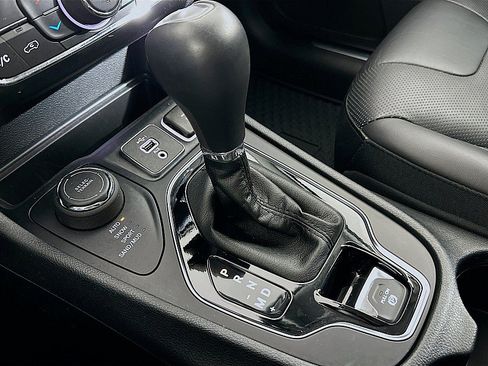 Used 2019 Jeep Cherokee Limited AWD/4WD image 18