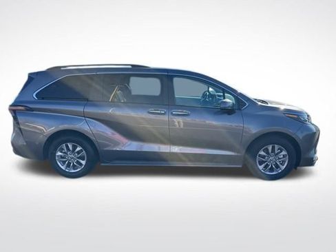 Used 2024 Toyota Sienna XLE image 7