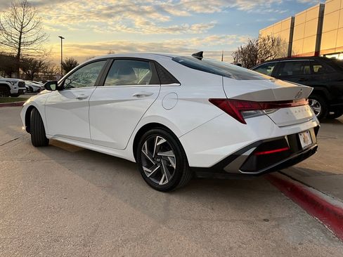 Used 2025 Hyundai Elantra Limited image 8