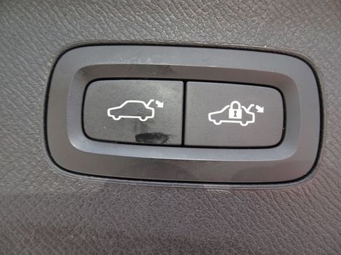 Used 2018 Volvo XC90 T5 Momentum w/ Convenience Package FWD image 31