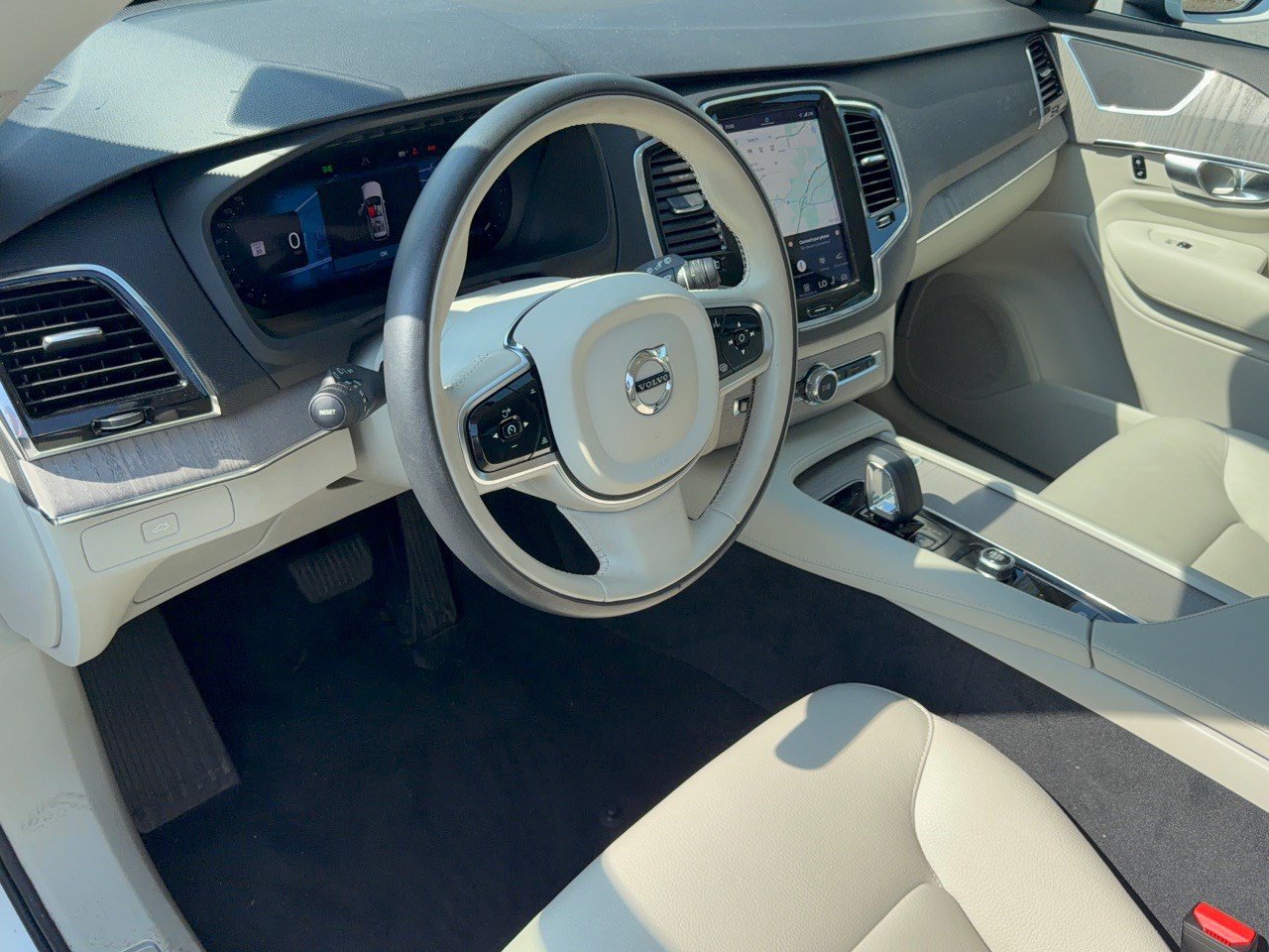 Certified 2025 Volvo XC90 B5 Plus w/ Protection Package Premier AWD/4WD image 4