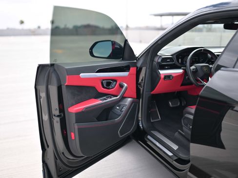 Used 2021 Lamborghini Urus image 8