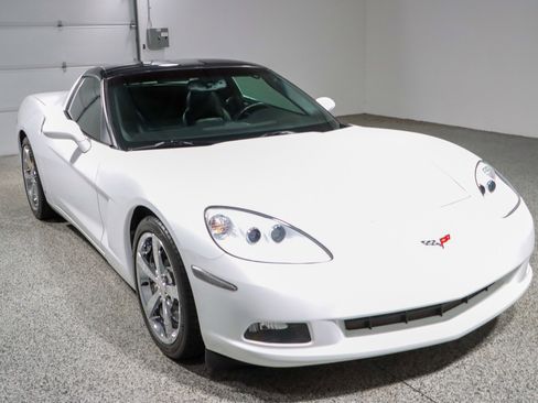 Used 2009 Chevrolet Corvette Coupe w/ Z51 Performance Package RWD image 5