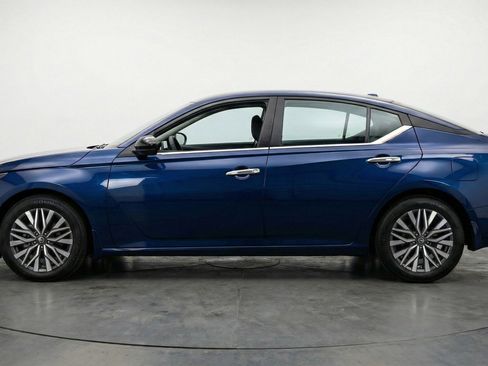 Used 2025 Nissan Altima 2.5 SV image 5