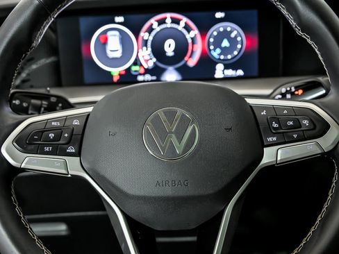 Certified 2025 Volkswagen Tiguan SE image 19