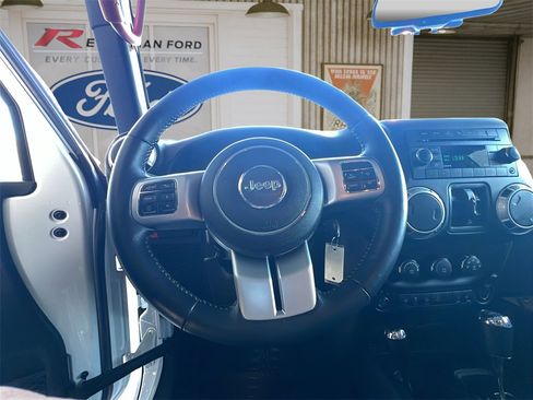 Used 2017 Jeep Wrangler Unlimited Rubicon image 19