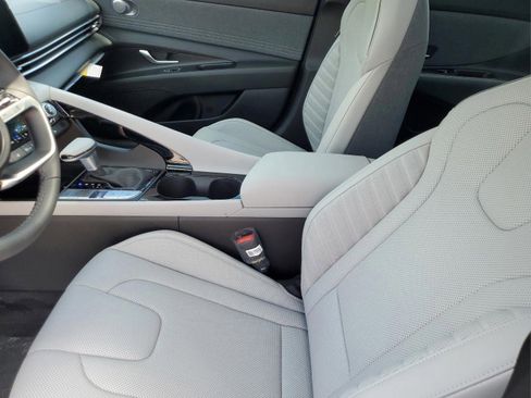 Used 2025 Hyundai Elantra Limited image 19
