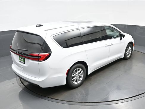 New 2027 Chrysler Pacifica Select FWD image 24