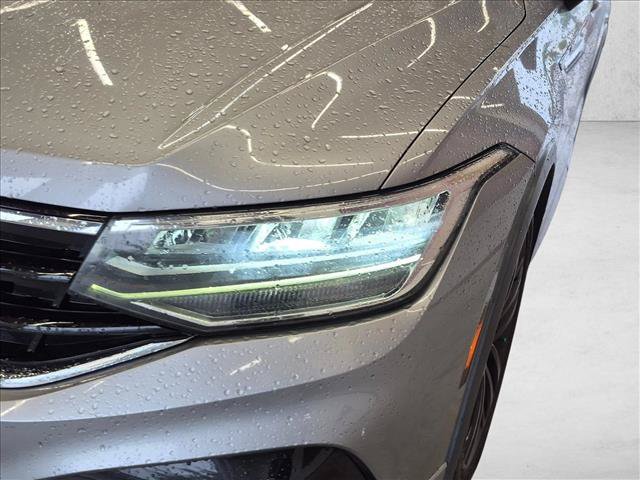 Used 2022 Volkswagen Tiguan SE R-Line FWD image 6