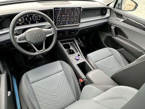 New 2025 Volkswagen Tiguan SE FWD image 9