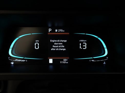 Used 2025 Hyundai Elantra Sport image 2