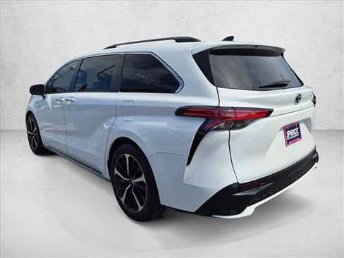 Used 2022 Toyota Sienna XSE FWD image 8
