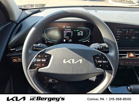 Used 2025 Kia Niro LX image 21