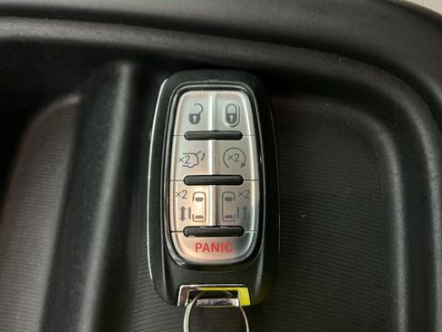 Used 2018 Chrysler Pacifica Touring-L FWD image 42