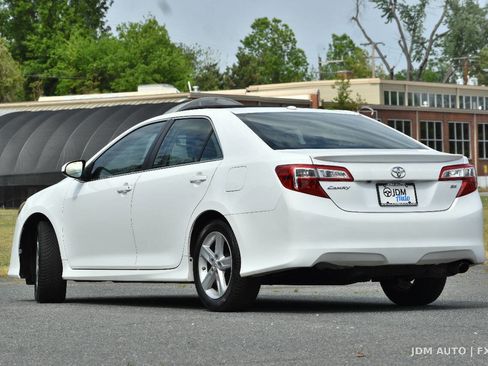 Used 2014 Toyota Camry SE w/ Moonroof Package image 7