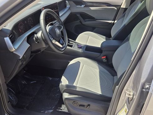 Certified 2025 Volkswagen Tiguan SE AWD/4WD image 11