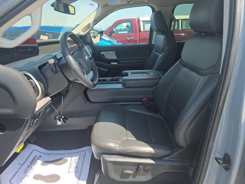 Used 2025 Ford Expedition Active AWD/4WD image 2