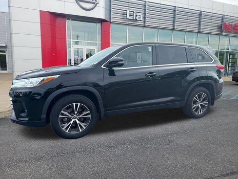 Used 2019 Toyota Highlander LE AWD/4WD image 6