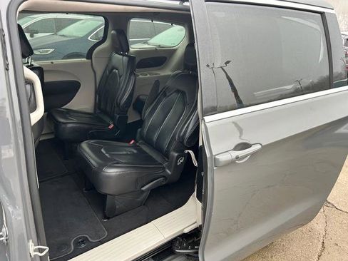 Certified 2022 Chrysler Pacifica Touring-L image 9