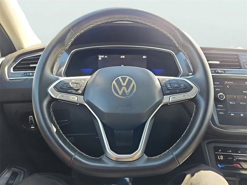 Used 2022 Volkswagen Tiguan SE w/ Panoramic Sunroof Package image 29