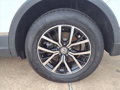 Used 2021 Volkswagen Tiguan SE w/ Panoramic Sunroof Package image 8