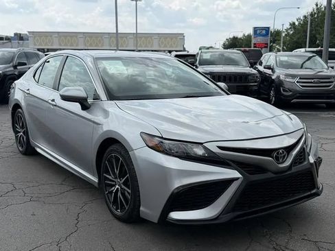 Used 2021 Toyota Camry SE FWD image 3