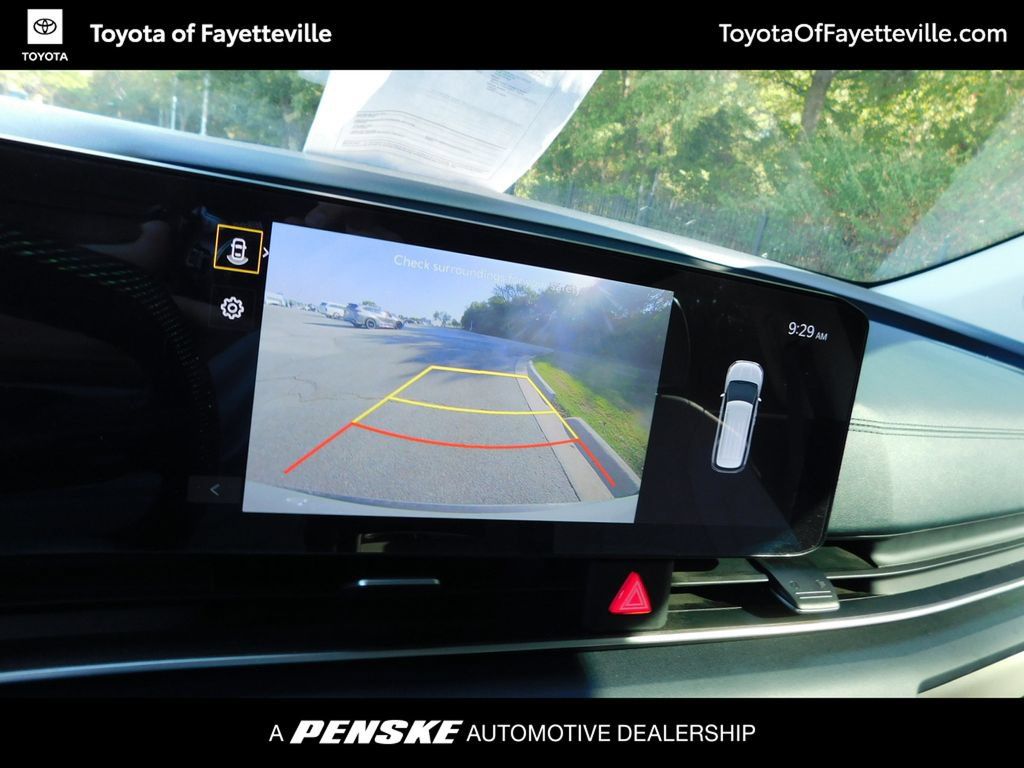 Used 2025 Kia Carnival EX FWD image 4