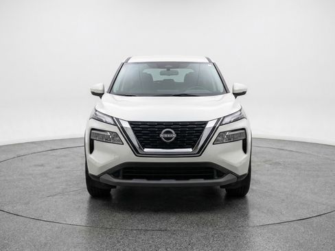 Used 2023 Nissan Rogue SV image 2