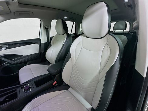 Used 2025 Volkswagen Tiguan SE image 19