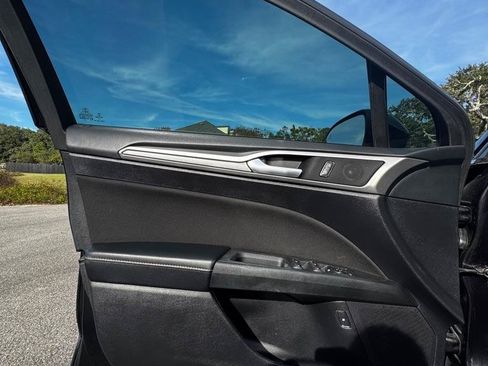 Used 2019 Ford Fusion SE FWD image 9