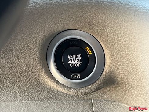 Used 2020 Chrysler Pacifica Limited FWD image 25