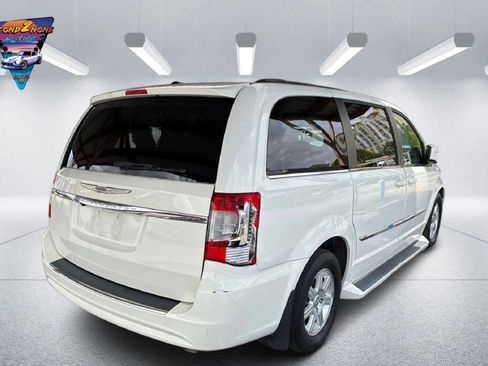 Used 2011 Chrysler Town & Country Touring FWD image 5