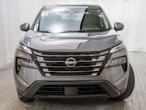 Used 2024 Nissan Rogue SV image 2