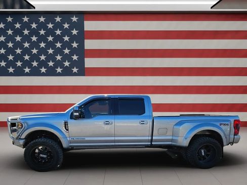 Used 2022 Ford F450 Platinum w/ FX4 Off-Road Package image 4
