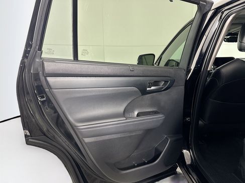 Used 2023 Toyota Highlander XLE AWD/4WD image 27