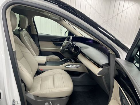 Used 2025 Lincoln Nautilus Reserve image 23