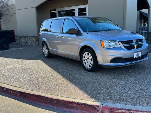 Used 2018 Dodge Grand Caravan SE w/ UConnect Hands-Free Group image 6