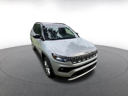Used 2025 Jeep Compass Limited AWD/4WD image 3