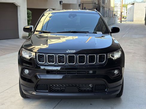 Used 2025 Jeep Compass Latitude AWD/4WD image 2