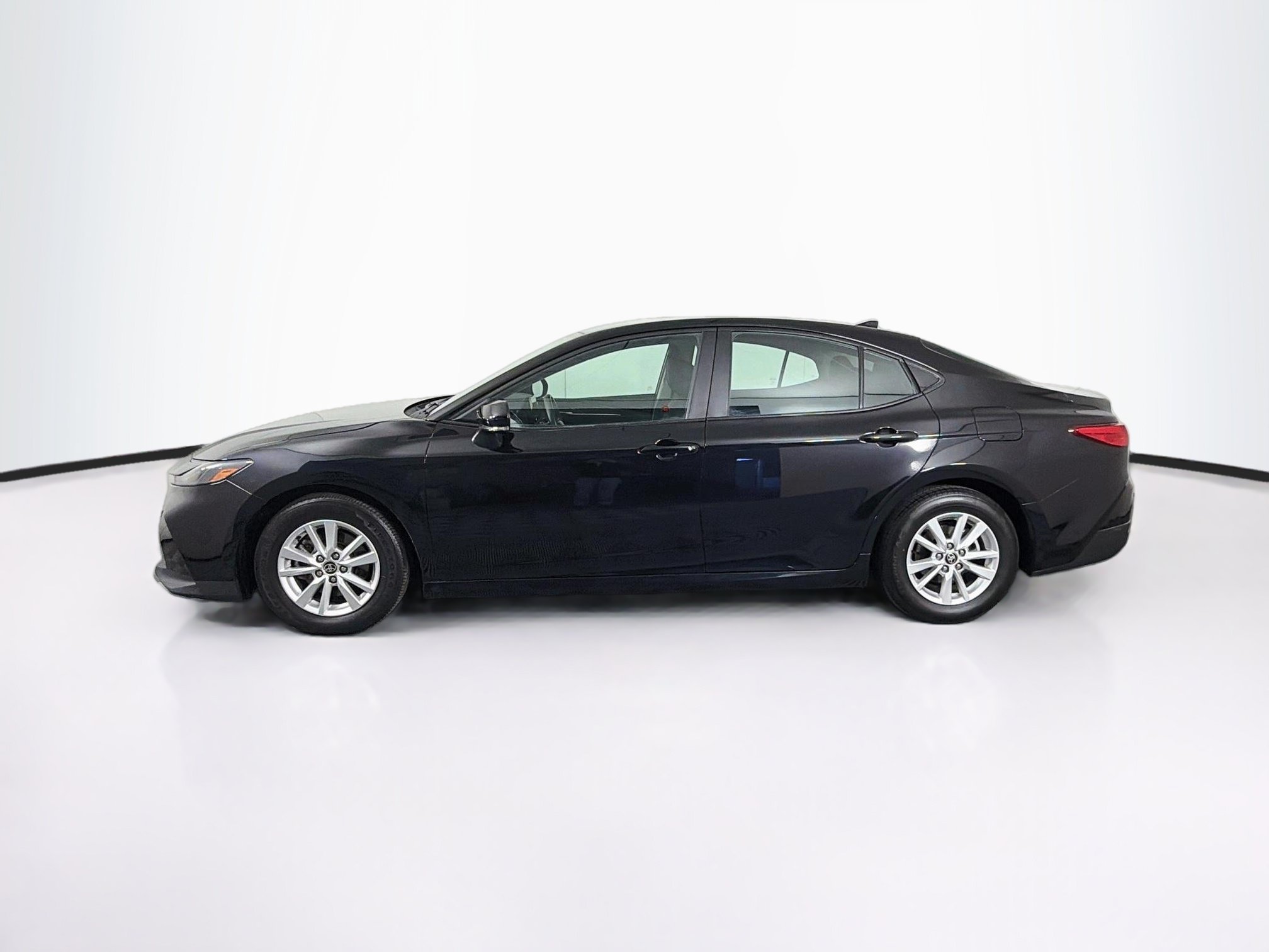 Used 2025 Toyota Camry LE FWD image 4