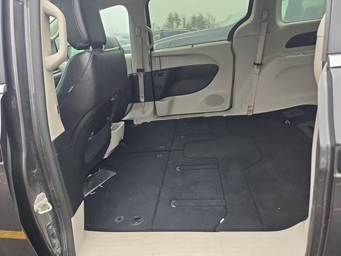 Used 2023 Chrysler Pacifica Touring-L image 11